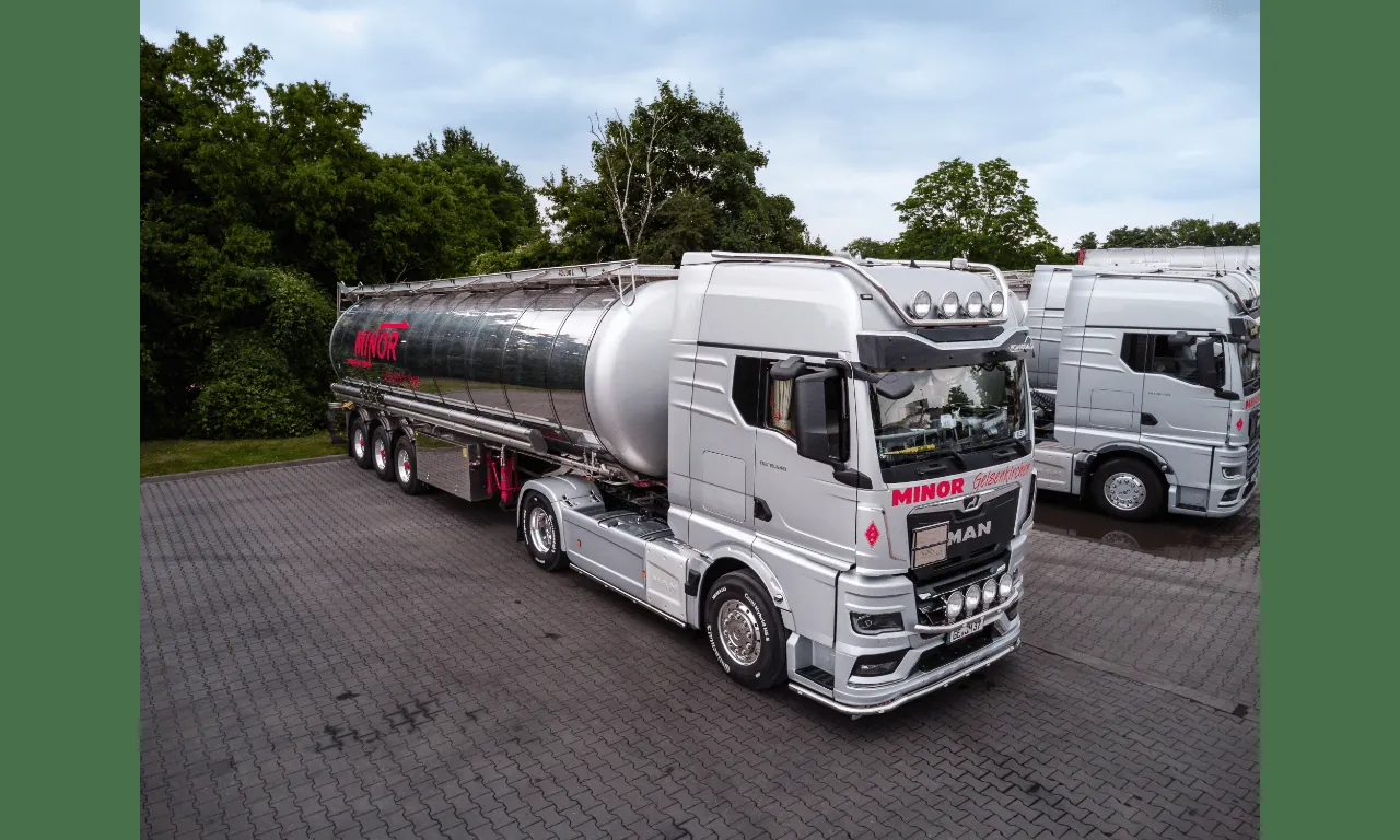Edelstahl-Tankzug der Spedition Minor für flüssige Güter