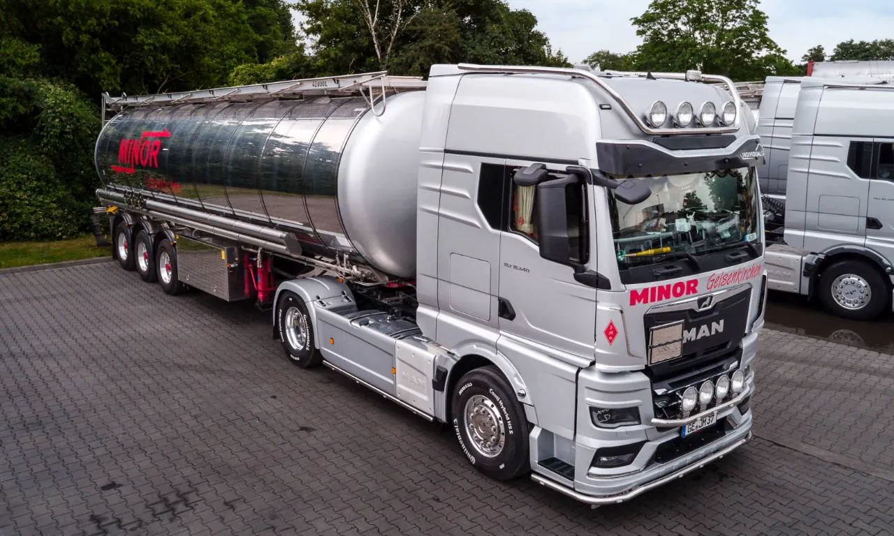 Edelstahl-Tankzüge der Spedition Minor auf dem Betriebshof