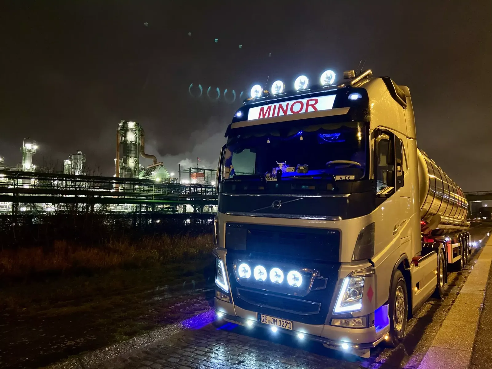 Tankzug der Spedition Minor bei Nacht vor einem Chemiestandort
