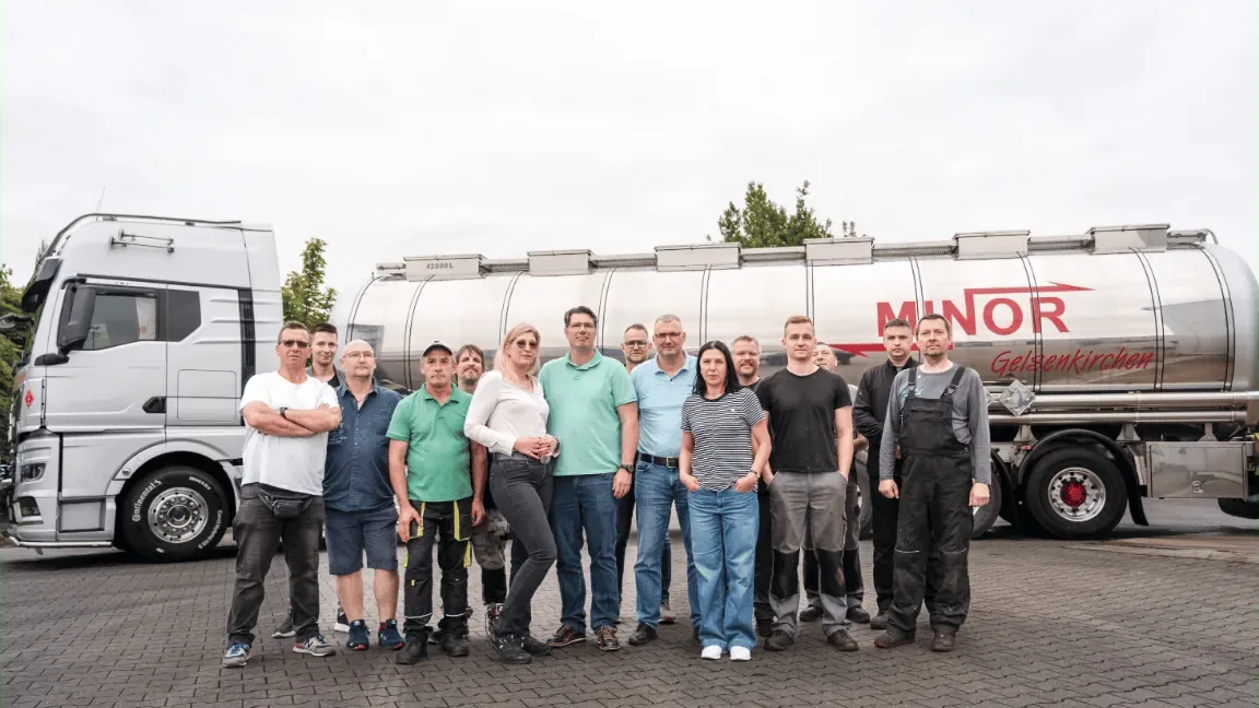 Team der Spedition Minor vor einem Tankauflieger in Gelsenkirchen