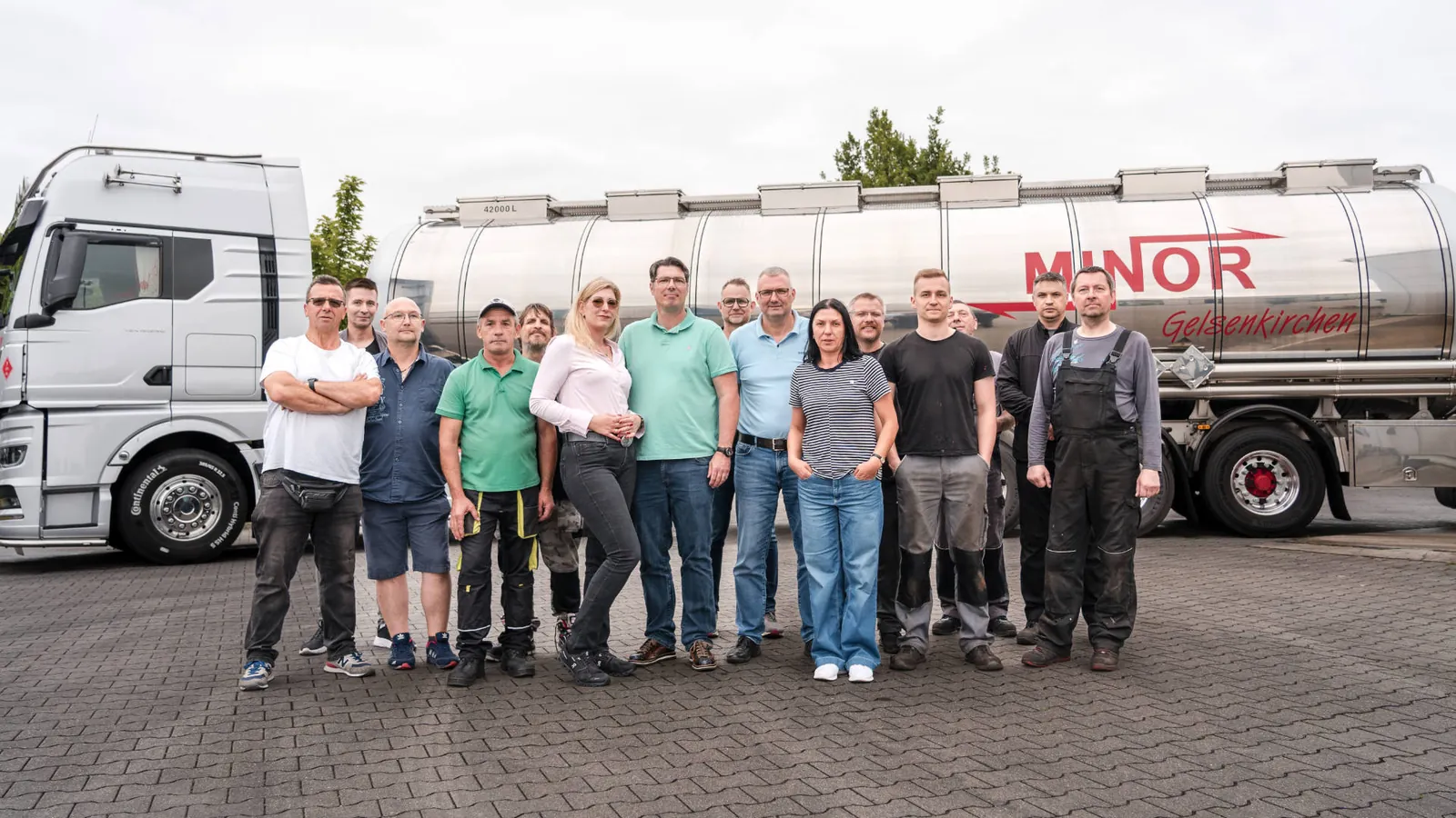 Team der Spedition Minor vor den Tankzügen in Gelsenkirchen